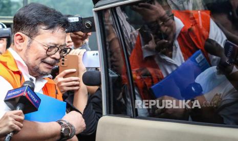 Tersangka kasus dugaan korupsi di Kementerian Pertanian, Syahrul Yasin Limpo (SYL) memasuki mobil tahanan.