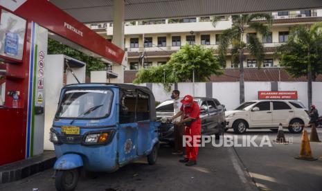 Petugas melayani pengisian BBM jenis Pertalite di Jakarta, Sabtu (3/9/2022).  Pemerintah menetapkan harga Pertalite dari Rp 7.650 menjadi Rp 10.000 per liter, Solar dari Rp 5.150 menjadi Rp 6.800 per liter, Pertamax dari Rp 12.500 menjadi Rp 14.500 per liter yang berlaku pada Sabtu 3 September 2022. Republika/Putra M. Akbar