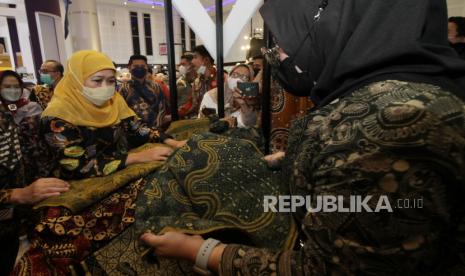 Gubernur Jawa Timur Khofifah Indar Parawansa (kiri) mengajak pengusaha jaga iklim ekonomi Jatim.