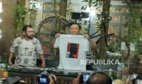 Prabowo bertemu relawan Gibran dan Jokowi di angkringan omah Semar Solo, Jumat (19/5/2023).