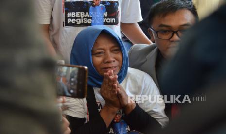 Ibu dari Pegi Setiawan, Kartini menangis usai sidang putusan Praperadilan Pegi Setiawan di Pengadilan Negeri Bandung, Jalan LRE Martadinata, Kota Bandung, Senin (8/7). Dalam sidang tersebut hakim tunggal Eman Sulaeman memutuskan penetapan tersangka terhadap pemohon berdasarkan surat ketetapan atas nama Pegi Setiawan dinyatakan tidak sah dan batal demi hukum.