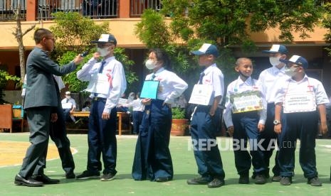 Sejumlah siswa baru mengikuti rangkaian kegiatan Masa Pengenalan Liingkungan Sekolah (MPLS) tahun ajaran baru. Direktur SD Kemendikbudristek minta masa pengenalan sekolah jadi momen tanamkan PHBS.