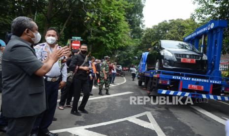 Plt Wali Kota Bandung Yana Mulyana meninjau Bandung Kendaraan Derek (Bandrek) yang akan dioprasikan di Kota Bandung saat peresmian Bandrek di Taman Pet Park Simpang Jalan Cilaki, Kota Bandung. Sebanyak 2.260 personil gabungan diterjunkan untuk melakukan pengamanan pada malam tahun baru di Kota Bandung. Diharapkan kegiatan malam tahun baru 2022 di Kota Bandung berjalan kondusif, aman dan nyaman.