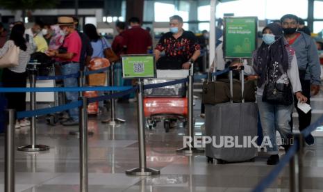 Calon penumpang pesawat berjalan untuk melakukan check in di Terminal 3 Bandara Sekarno Hatta, Tangerang, Banten, Kamis (20/4/2023). Jumlah pergerakan penumpang pesawat di Bandara Soekarno-Hatta pada H-2 menjelang perayaan Idul Fitri 1444 Hijriyah tercatat sebanyak 158.671 orang. Para pemudik Lebaran terlihat memadati sejumlah pintu keberangkatan. Antrean panjang para calon pemudik yang menggunakan transportasi udara pun terjadi pada counter check in atau pemeriksaan tiket.