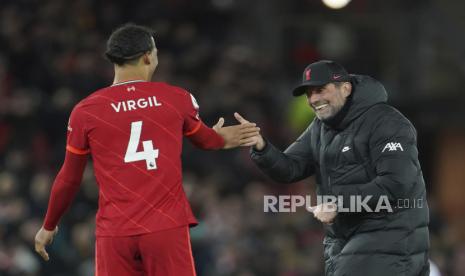 Pelatih Liverpool Jurgen Klopp (kanan) bersama Virgil van Dijk. 