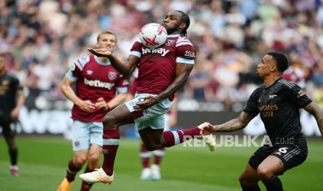 Michail Antonio (C) dari West Ham United mengontrol bola dengan dadanya saat pertandingan sepak bola Liga Inggris antara West Ham United dan Arsenal London di London, Inggris, Ahad (16/4/2023).