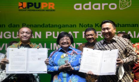 Presiden Direktur PT Adaro Energy Indonesia Tbk Garibaldi Thohir dan Sekretaris Jenderal Kementerian Lingkungan Hidup dan Kehutanan Bambang Hendroyono menunjukan dokument disaksikan oleh Menteri Lingkungan Hidup dan Kehutanan Siti Nurbaya Bakar (tengah) usai melakukan penandatanganan nota kesepahaman pembangunan pusat peresemaian di Provinsi Kalimantan Selatan di Jakarta, Rabu, Kamis (4/8/2022). Adaro membangun pusat peresemaian di Liang Anggang, Kota Banjar Baru, Kalimantan Selatan berkapasitas 10 hingga 12 Juta batang pertahun sebagai upaya mendukung program pemerintah dalam pembangunan persemaian hingga 2024 untuk pemulihan lahan kritis di Indonesia.