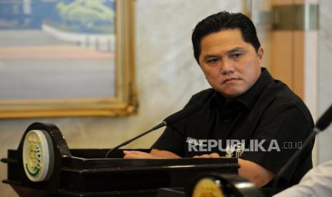 Menteri BUMN Erick Thohir menyampaikan keterangan dalam konferensi pers di Gedung Kejaksaan Agung RI, Jakarta Selatan, Selasa (3/10/2023).