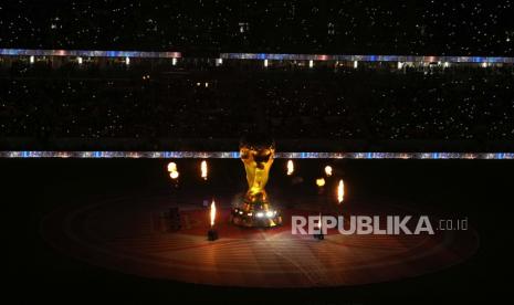 Replika raksasa Piala Dunia. Organisasi Perburuhan Internasional (ILO) menyampaikan klarifikasi terkait berita kematian pekerja migran di sektor konstruksi Qatar, sejak FIFA menetapkan negara itu sebagai tuan rumah Piala Dunia 2022.