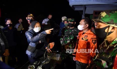 Menteri Sosial Tri Rismaharini (kiri) berbincang dengan Bupati Lumajang Thoriqul Haq (kedua kanan) ketika meninjau lokasi terdampak gempa di Desa Kali Uling, Lumajang, Jawa Timur, Ahad (11/4/2021). Dalam kunjungannya, Mensos Tri Rismaharini memberikan bantuan kepada warga yang terdampak gempa dan meminta pemerintah setempat segera mencari lokasi yang aman untuk dibangun posko pengungsian. 