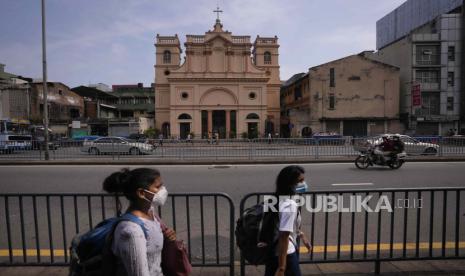 Warga Sri Lanka yang terdampar berjalan mencari transportasi selama relaksasi dalam jam malam nasional yang dimulai Senin malam di Kolombo, Sri Lanka, Kamis, 12 Mei 2022. 