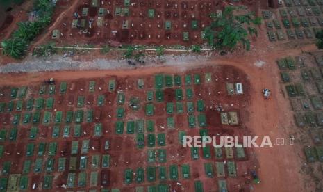 Foto aerial makam COVID-19 di TPU Pondok Ranggon, Jakarta, Rabu (2/9). Gugus Tugas Kecamatan Pesanggrahan, Kota Jakarata Selatan tengah menelusuri informasi yang beredar di masyarakat tentang satu keluarga meninggal karena Covid-19.