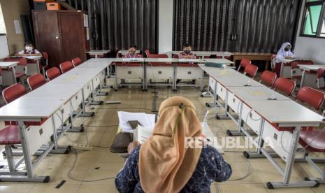 Sejumlah pelajar mengikuti pembelajaran tatap muka terbatas (PTMT) di SDN 084 Cikadut, Jalan Jamaras, Kota Bandung, Jumat (12/11). Pemerintah Kota Bandung melalui Dinas Pendidikan Kota Bandung menyatakan, PTMT di 54 sekolah yang sempat ditutup sementara akibat persentase kasus Covid-19 diatas angka lima persen dari hasil tes acak PCR akan digelar kembali. Hal itu mengingat kondisi mayoritas pelajar dan guru yang telah sembuh serta proses 3T (tracing, testing dan treatment) yang hampir selesai. Foto: Republika/Abdan Syakura