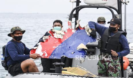 Sejumlah prajurit Detasemen Jala Mangkara (Denjaka) Korps Marinir TNI AL mengangkut serpihan dari pesawat Sriwijaya Air SJ 182 yang hilang kontak saat melakukan pencarian di perairan Kepulauan Seribu, Jakarta, Minggu (10/1/2021). Pesawat Sriwijaya Air SJ 182 yang hilang kontak pada Sabtu (9/1) sekitar pukul 14.40 WIB di ketinggian 10 ribu kaki tersebut membawa enam awak dan 56 penumpang. 