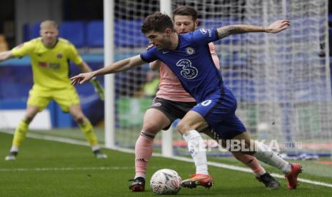 Christian Pulisic dari Chelsea ditantang oleh Oliver Norwood dari Sheffield United, belakang, pada pertandingan sepak bola perempat final Piala FA Inggris antara Chelsea dan Sheffield United di stadion Stamford Bridge di London, Ahad (21/2).