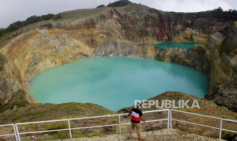 Wisatawan menikmati pemandangan Danau Kelimutu di kabupaten Ende, NTT Selasa (15/12/2020). Semenjak adanya pandemi COVID-19, jumlah kunjungan wisatawan ke kawasan itu turun dratis dari sebelumnya 600 wisatawan per hari menjadi 200-300 wisatawan per hari. 