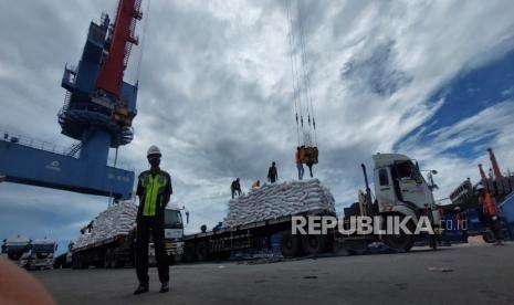 Gula impor dari Thailand 2.000 ton datang untuk memenuhi kebutuhan gula konsumsi jelang idul fitri, Sabtu (1/4/2023).