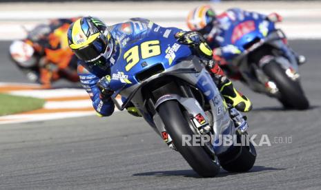  Pembalap Spanyol Joan Mir dari Tim SUZUKI ECSTAR memimpin pembalap Spanyol Alex Rins dari Tim SUZUKI ECSTAR dan pembalap Spanyol Pol Espargaro dari Red Bull KTM Factory Racing dalam balapan MotoGP selama Grand Prix Eropa di Valencia, Spanyol, Ahad (8/11/2020). 