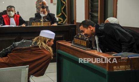 Terdakwa kasus dugaan penyebaran berita bohong Bahar Bin Smith (kiri) berbincang dengan kuasa hukumnya saat menjalani sidang lanjutan dengan agenda pembacaan tuntutan di Pengadilan Negeri Bandung, Jawa Barat, Kamis (28/7/2022). Dalam sidang tersebut, Jaksa Penuntut Umum menuntut Bahar Bin Smith dengan lima tahun penjara yang didakwa menyebarkan berita bohong dalam ceramahnya di Margaasih, Kabupaten Bandung. 