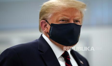  Dalam file foto 27 Juli 2020 ini, Presiden Donald Trump mengenakan masker saat dia berpartisipasi dalam tur Pusat Inovasi Bioproses di Fujifilm Diosynth Biotechnologies di Morrisville, Presiden NC Donald Trump dan ibu negara Melania Trump dinyatakan positif terkena virus corona, presiden tweeted Jumat pagi. 