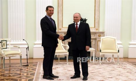  Presiden Rusia Vladimir Putin (kanan) berjabat tangan dengan Presiden Suriah Bashar al-Assad saat pertemuan mereka di Kremlin di Moskow, Rusia, Rabu (15/3/2023). Otoritas Rusia dan Suriah terus berhubungan, berkat militer Rusia di negara ini , kemajuan signifikan telah dibuat dalam perang melawan terorisme, kata Putin. Al-Assad menyatakan dukungan untuk operasi militer khusus Rusia di Ukraina.