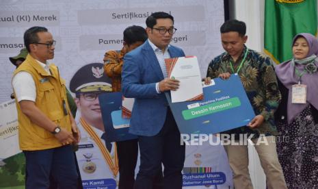 Gubernur Jawa Barat Ridwan Kamil berfoto bersama perwakilan petani milenial dan Industri Kecil Menengah usai penyerahan Fasilitas Pengembangan Petani Milenial dan Industri Kecil Menengah di Jawa Barat, di Aula Barat, Gedung Sate, Kota Bandung, Rabu (28/12/2022). Kegiatan tersebut bertujuan memberikan awareness kepada pelaku usaha, meningkatkan kapabilitas usaha petani milenial, dan meningkatkan daya saing produk Jawa Barat.