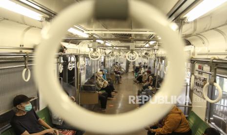 Penumpang berada di dalam gerbong Kereta Rel Listrik (KRL). PT KAI Commuter mengizinkan para penumpang kereta rel listrik (KRL) untuk makan dan minum di dalam gerbong kereta khusus selama waktu buka puasa. 