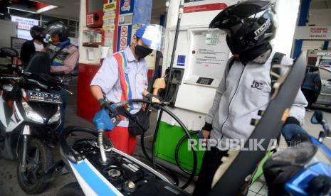 Seorang petugas mengisi bahan bakar minyak (BBM) jenis Pertamax ke salah satu kendaraan di stasiun pengisian bahan bakar umum (SPBU) di kawasan Kuningan, Jakarta, Rabu (30/3/2022). Komisi VI DPR RI mendukung penyesuaian harga BBM non subsidi mengikuti harga keekonomian minyak dunia untuk menjamin kesehatan keuangan Pertamina dalam menjalani penugasan pemerintah. 