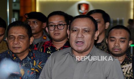 Ketua KPK non-aktif Firli Bahuri memberikan keterangan usai menjalani pemeriksaan.