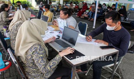 Warga mendaftarkan diri sebagai peserta Badan Penyelenggara Jaminan Sosial (BPJS) Kesehatan, (ilustrasi)