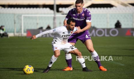  Penyerang Benevento Marco Sau (Kiri) melawan bek Fiorentina Nikola Milenkovic (kanan) selama pertandingan sepak bola Serie A Italia antara ACF Fiorentina dan Benevento Calcio di stadion Artemio Franchi di Florence, Italia, 22 November 2020.