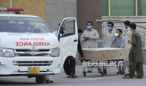 Jenazah pasien COVID-19 dipindahkan dari rumah sakit transplantasi hati yang telah diubah untuk pengobatan pasien COVID-19, di Rawalpindi, Pakistan, Rabu (28/4). Pakistan mencatat lebih dari 200 kematian akibat virus corona dalam 24 jam terakhir untuk pertama kalinya sejak merebaknya pandemi. Gelombang ketiga pandemi di negara berpenduduk 220 juta orang itu ternyata lebih parah dari yang sebelumnya, dengan 201 orang tewas dalam 24 jam terakhir, melampaui rekor sebelumnya 157 kematian harian yang tercatat pekan lalu.  EPA-EFE/SOHAIL SHAHZAD