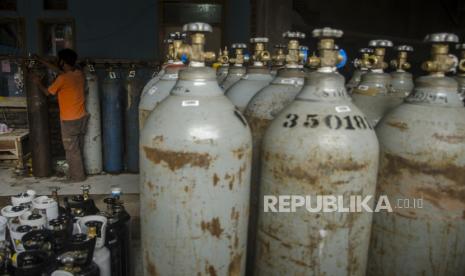 Pekerja mengisi ulang tabung oksigen medis di salah satu agen isi ulang oksigen, Bandung, Jawa Barat, Kamis (24/6/2021). Permintaan isi ulang dan pembelian tabung oksigen kebutuhan medis rumahan dan rumah sakit terus mengalami peningkatan hingga 150 persen atau dari 100 tabung menjadi 250 tabung perhari sejak lonjakan kasus COVID-19 di Bandung Raya. 