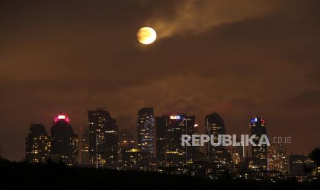  Supermoon terbit di atas Maslak, pusat ekonomi Istanbul, Rabu, 26 Mei 2021. Bulan menampilkan pertunjukan di banyak bagian dunia pada Rabu, karena gerhana bulan total pertama dalam lebih dari dua tahun bertepatan dengan supermoon.