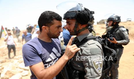 Pengunjuk rasa Palestina menghadapi pasukan keamanan Israel selama rapat umum menentang penggusuran lebih dari seribu warga Palestina di desa Yatta, Tepi Barat, 17 Juni 2022. Mahkamah Agung Israel menolak pada 7 Mei sebuah petisi menentang pengusiran warga Palestina dari Masafer Yatta, selatan Hebron. 10 Kelompok HAM Israel Janji Bantu ICC Selidiki Kejahatan Pendudukan di Palestina