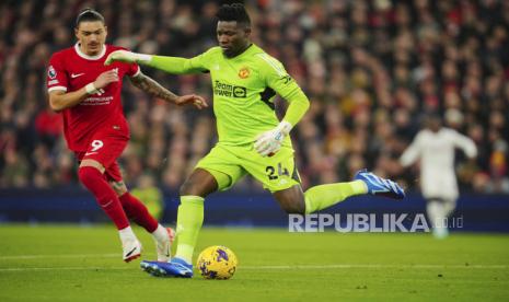 Penyerang Liverpool Darwin Nunez (kiri) menantang kiper Manchester United Andre Onana dalam pertandingan Liga Primer Inggris di Stadion Anfield, Ahad, 17 Desember 2023. 