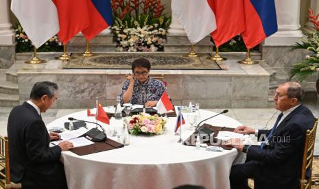 Menteri Luar Negeri (Menlu) Retno Marsudi melakukan pertemuan trilateral dengan Menlu Rusia Sergey Lavrov dan Direktur Komisi Urusan Luar Negeri Komite Sentral Partai Komunis Cina Wang Yi di sela-sela perhelatan ASEAN Foreign Ministers Meeting (AMM) yang digelar di Hotel Shangri-la, Jakarta, Selasa (12/7/2023). Wang Yi hadir menggantikan Menlu Cina Qin Gang yang batal ke Jakarta untuk menghadiri AMM karena masalah kesehatan.