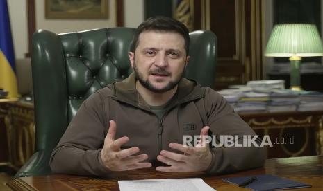 Dalam gambar dari video yang disediakan oleh Kantor Pers Kepresidenan Ukraina, Presiden Ukraina Volodymyr Zelenskyy berbicara dari Kyiv, Ukraina, Rabu, 6 April 2022.