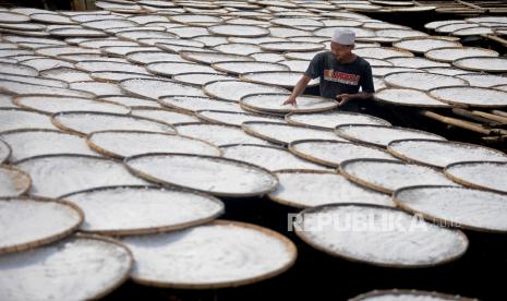 Pekerja disalah satu usaha kecil menjemur bahan olahan dari singkong yang dibuat menjadi tepung tapioka di Cipambuan, Babakan Madang, Kabupaten Bogor, Jawa Barat, Senin (17/6). PT Jaminan Kredit Indonesia (Jamkrindo) terus berkomitmen tinggi untuk memacu UMKM naik kelas melalui berbagai upaya untuk mendorong dan meningkatkan kapabilitas kuat sebagai elemen penting dalam kebangkitan ekonomi nasional.Prayogi/Republika.