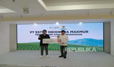 PT Esteh Indonesia Makmur menyerahkan zakat perusahaan senilai Rp 4 miliar kepada Badan Amil Zakat Nasional (Baznas) di kantor Baznas RI pada Jumat (24/2/2023).