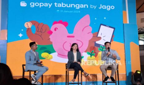 Head of Customer Value Management Bank Jago Irene Santoso (tengah) dan Head of Banking and Financial Management GoPay, Andreas Santopen (kanan) dalam konferensi pers peluncuran GoPay Tabungan by Bank Jago di Jakarta, Rabu (31/1/2024). 