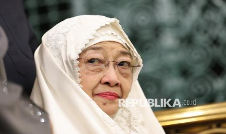 Presiden ke-5 Megawati Soekarnoputri berdoa di Raudhah atau taman surga saat berziarah ke makam Nabi Muhammad SAW, Abu Bakar as Siddiq, dan Umar bin Kattab di Masjid Nabawi, Madinah, Arab Saudi, Kamis (13/2/2025). Ziarah makam Rasulullah SAW dan beribadah di Masjid Nabawi tersebut untuk berdoa bagi keluarga dan bangsa. 