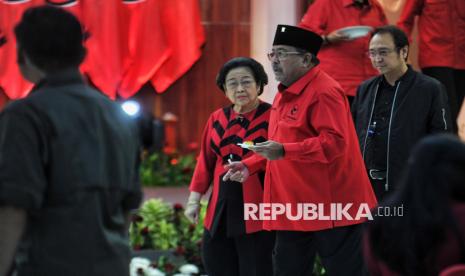 Ketua Umum PDI Perjuangan Megawati Soekarnoputri (kiri) bersama Wakil Gubernur Jakarta Rano Karno (tengah), di Lenteng Agung, Jakarta Selatan, Jumat (10/1/2025).