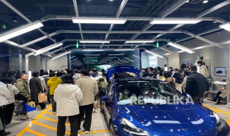 Konsumen Tesla melakukan protes di showroom Tesla di Chengdu, Sichuan, Cina, Jumat (6/1/2023). Foto ilustrasi