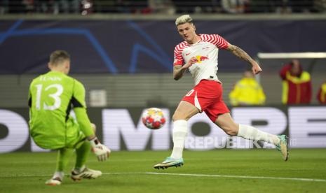 Penyerang RB Leipzig Benjamin Sesko gagal menjebol gawang Real Madrid yang dijaga Andriy Lunin pada leg pertama 16 besar Liga Champions.