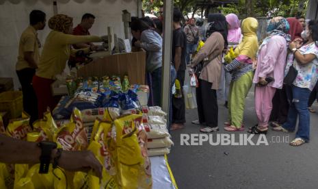 Warga membeli bahan pokok di Pasar Murah di Taman Sawah Kurung, Jalan Sawah Kurung, Regol, Kota Bandung, Jawa Barat, Selasa (14/3/2023). Inflasi pada Maret 2023 yang bersamaan dengan dimulainya periode Hari Besar Keagamaan Nasional (HBKN) dinilai tetap terkendali. Bank Indonesia (BI) meyakini, ke depannya, inflasi akan terus terkendali. 