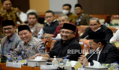   Ini Alasan Biaya Penyelenggaraan Ibadah Haji 2023 Turun Rp 8 Juta. Foto: Menteri Agama Yaqut Cholil Qoumas mengikuti rapat kerja dengan Komisi VIII DPR di kompleks Parlemen, Senayan, Jakarta, Rabu (15/2/2023). Dalam Rapat tersebut Komisi VIII DPR RI bersama Menteri Agama RI menyepakati Biaya Perjalanan Ibadah Haji (Bipih) atau biaya yang dibayar langsung oleh jemaah haji rata-rata per jemaah sebesar Rp49.812.700.26 pada tahun  1444 H/2023 M.