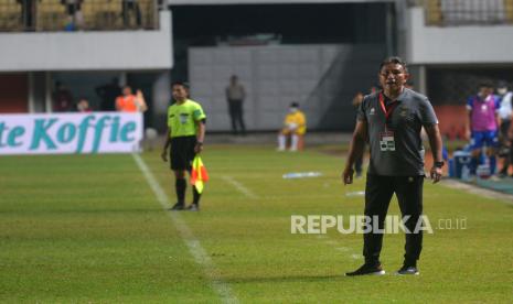 Pelatih timnas Indonesia U-17 Bima Sakti Tukiman (kanan).