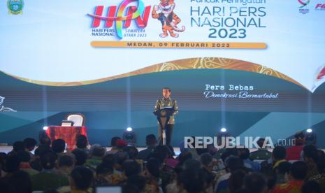 Presiden Joko Widodo menyampaikan sambutan saat Puncak Peringatan Hari Pers Nasional (HPN) 2023 di Medan, Sumatera Utara, Kamis (9/2/2023). Dalam sambutannya Presiden Jokowi menyebut bahwa dunia pers saat ini sedang tidak baik-baik saja. Karena banyaknya media informasi digital yang mengorbankan kualitas isi dan jurnalisme autentik. Presiden juga menyampaikan Rancangan Peraturan Presiden yang mengatur tentang platform digital dan perusahaan pers harus segera diselesaikan dalam satu bulan.