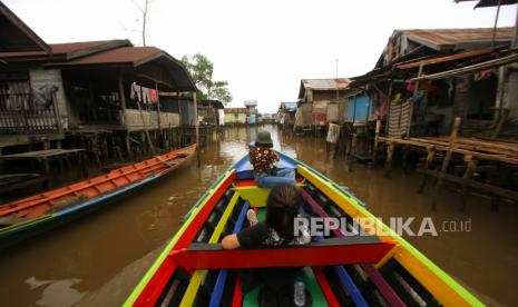 Wisatawan menikmati pemandangan rumah yang berada di bantaran anak sungai Martapura saat wisata susur sungai di Banjarmasin, Kalimantan Selatan, Sabtu (27/6/2020). Pemprov Kalimantan Selatan terus berupaya meningkatkan kunjungan pariwisata, salah satunya wisata susur sungai di Banjarmasin yang menawarkan suasana alam serta aktivitas warga di bantaran sungai untuk menggaet para wisatawan baik dari dalam negeri maupun luar negeri. A